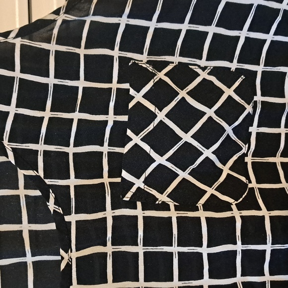 Sz M B/W Sleeveless top w hi front/ low back. Semi sheer at back at mid back. - Picture 4 of 7